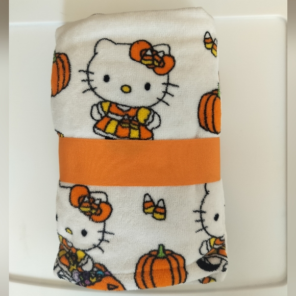 Hello Kitty Halloween Design Pumpkins and Candy Corn Hand Towels 2 Pack NWT - Picture 2 of 2